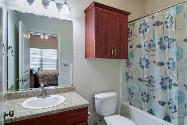 Foto del edificio - AUGUST 2026 Pre-Lease in Aggie Acres!