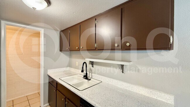 Foto del edificio - 5312 W Hearn Rd