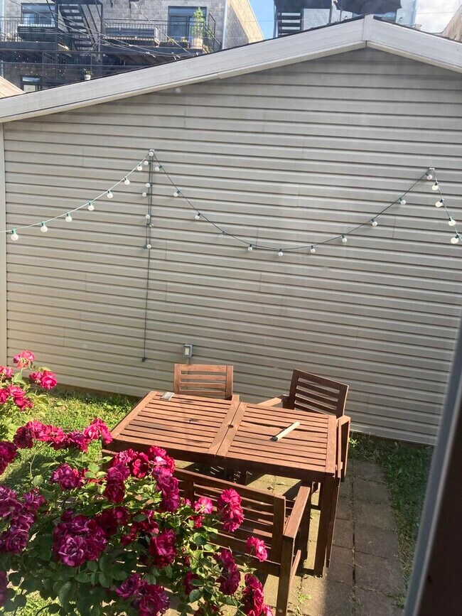 Foto del edificio - 2863 W Belden Ave