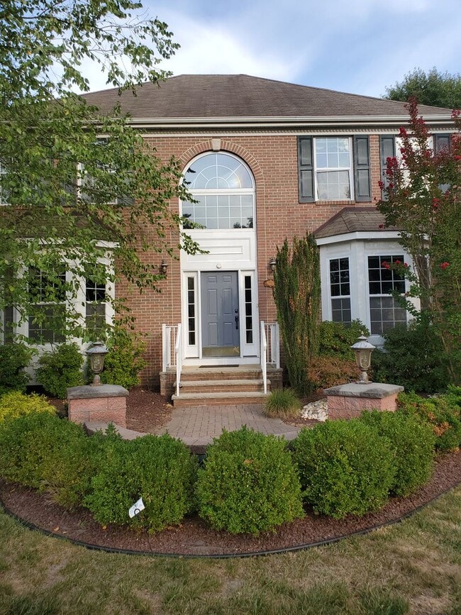 Building Photo - Large home with finished basement, 2-car g...