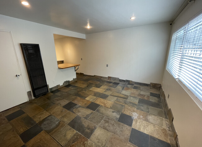 livingroom - 1320 Mohawk St