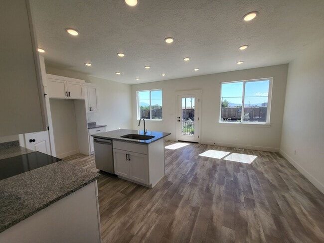 Foto del edificio - 4 bedroom Town home