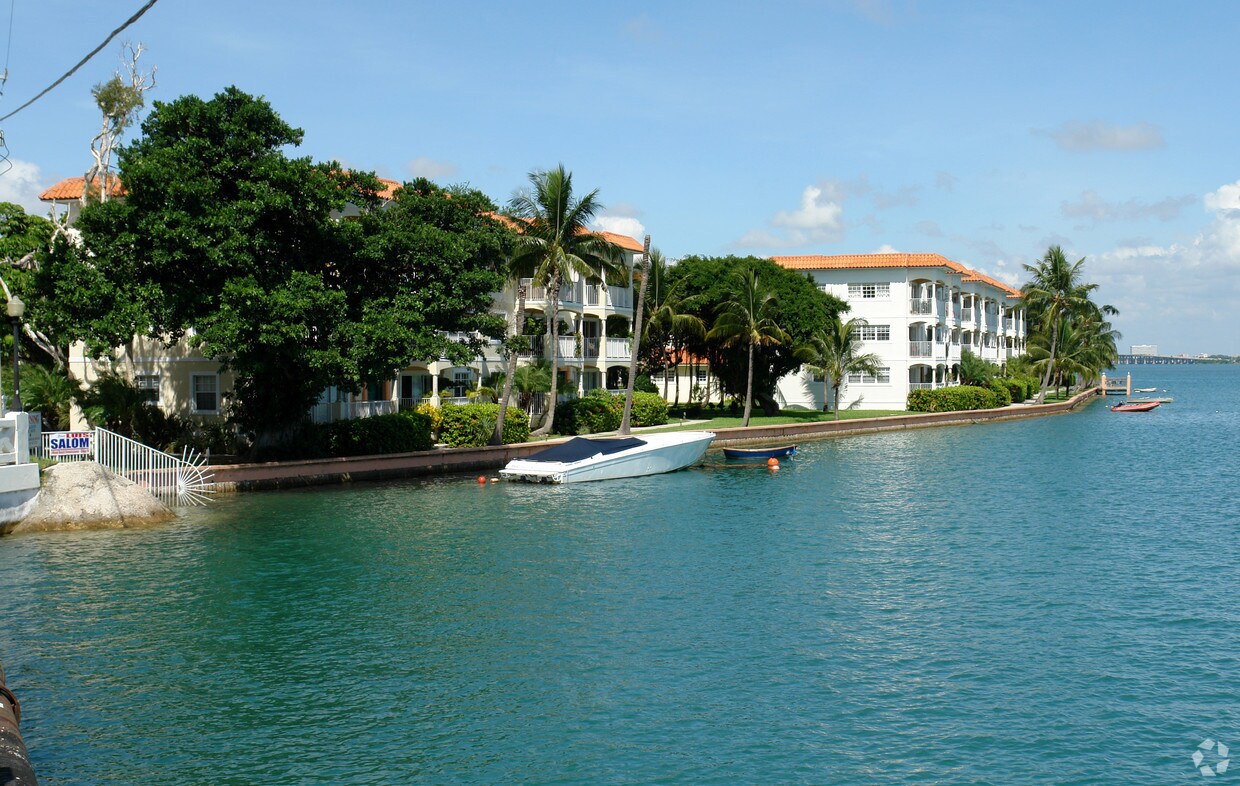 Foto del edificio - Belle Isle Court Apartments