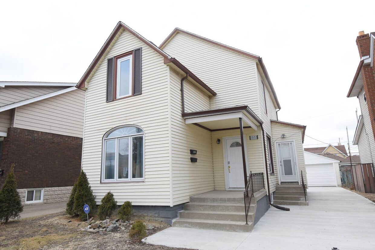 Photo principale - INCLUSIVE 2 bedroom Upper Unit - Includes ...
