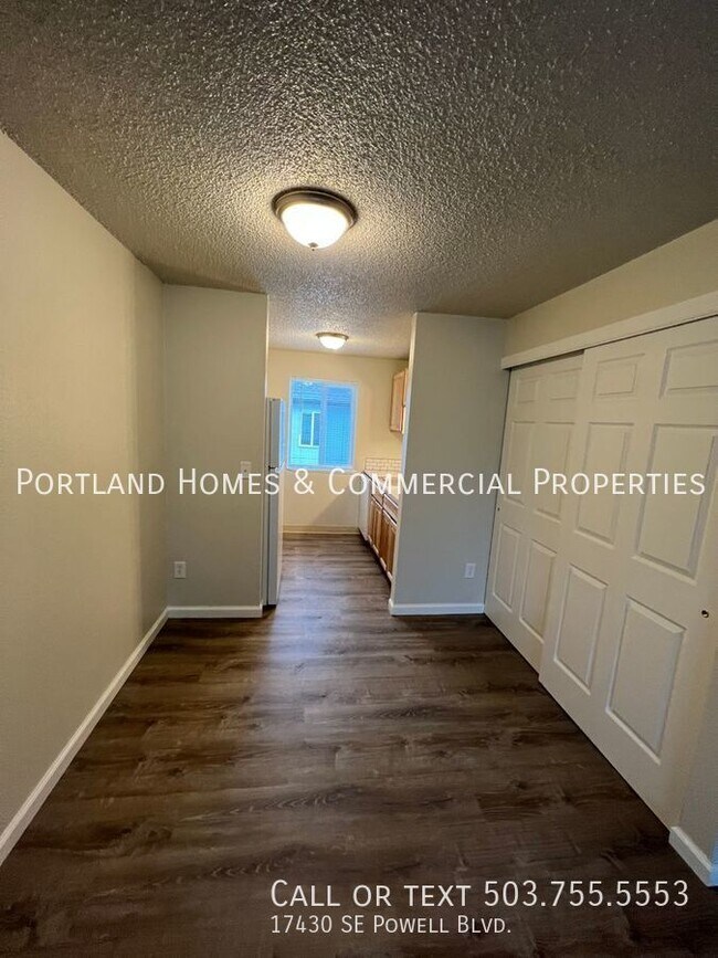 Building Photo - Fully Remodeled 2 Bedroom