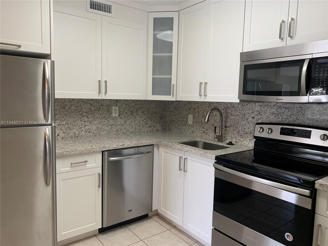 Primary Photo - 7440 Miami Lakes Dr