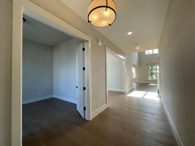 Building Photo - Beautiful 4 Bedroom, 3.5 Bath Happy Valley...