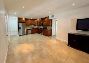 Building Photo - 10768 N Kendall Dr