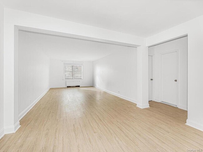 Foto del edificio - 445 W 240th St