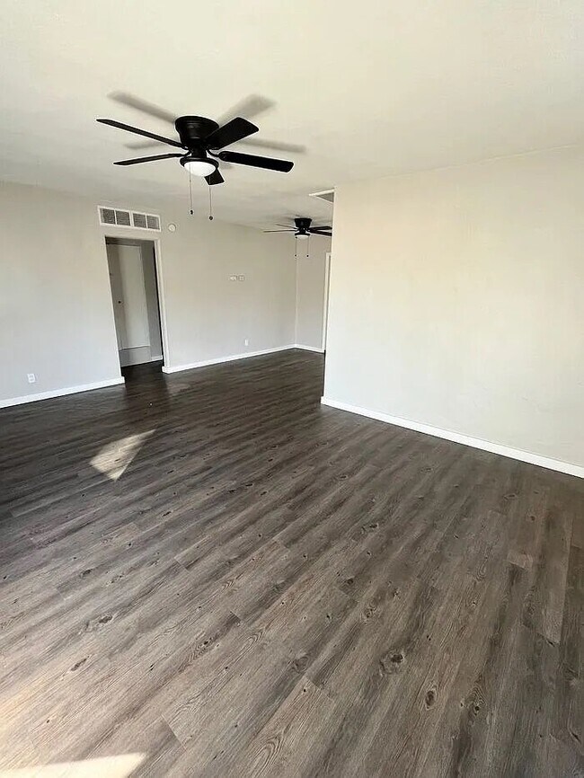 Foto del edificio - AMAZING 1 BEDROOM 1 BATHROOM FOR LEASE OFFERING $500 MOVE IN SPECIAL