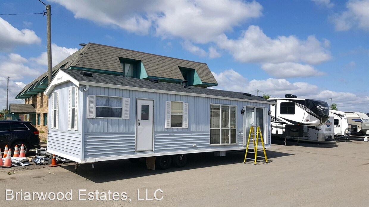 Building Photo - 8365 Southern Dr