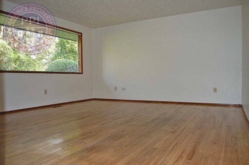 Building Photo - Prime Lake Oswego Location!  Great Schools...