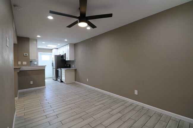Foto del edificio - 101 North Oak Street, Unit #C