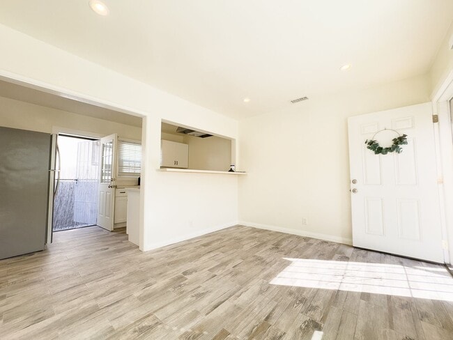 Building Photo - 1 Bed / 1 Bath Back House For Rent | Remod...