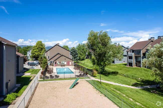 Parque para perros y piscina - The Junction Fort Collins