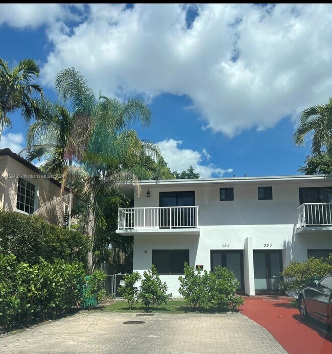 Foto del edificio - 325 Menores Ave