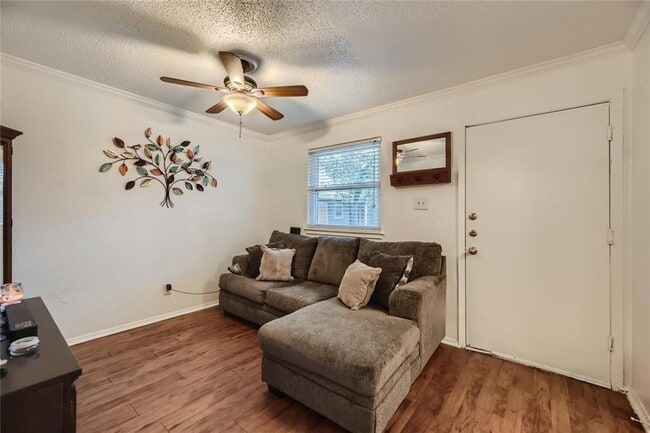 Foto del edificio - 2401 Manor Rd