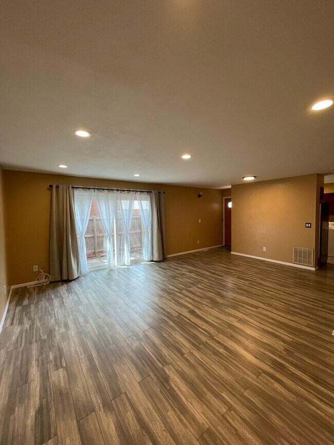 Foto del edificio - Spacious 3-Bedroom Townhome for Rent in We...