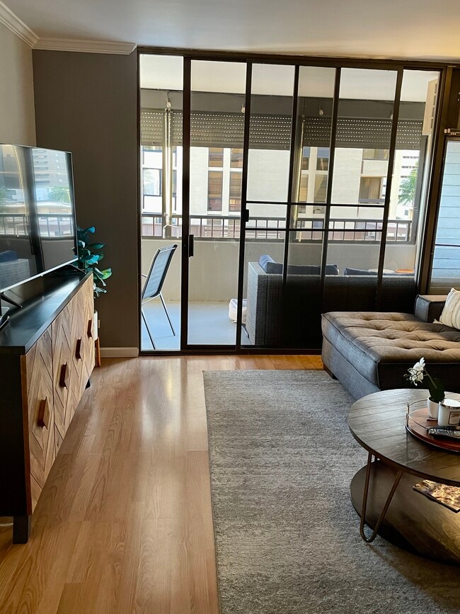 Living room opens to lanai. - 1521 Alexander St Apartment