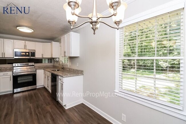 Building Photo - Available Now! 3 beds & 2 Baths