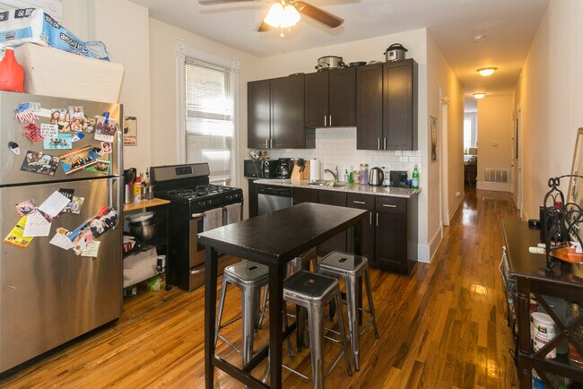 Foto del edificio - 2137 N Sheffield Ave