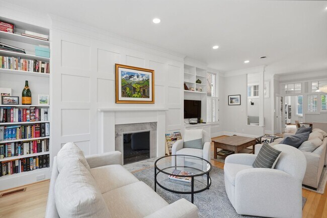 Building Photo - Capitol Hill Victorian Home | 3 Bed | 2.5 Bath | 2,700 Sf | Patio & Screened-In Porch | 2 Surface...