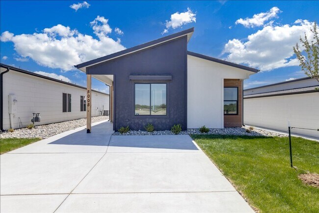 Foto del edificio - Beautiful Four Bedroom, Two Bathroom