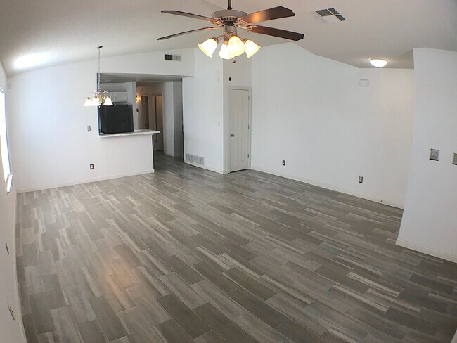 Building Photo - East El Paso 3 bed Refrig A/C