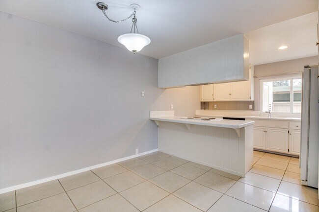 Foto del edificio - *** LIGHT & BRIGHT 3 BEDROOM 1.5 BATH HOME...