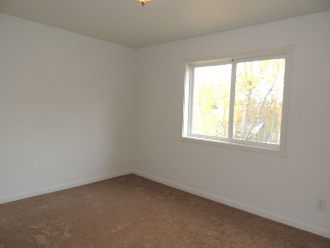 Building Photo - AMAZING LOCATION!! Downtown Gresham Townho...