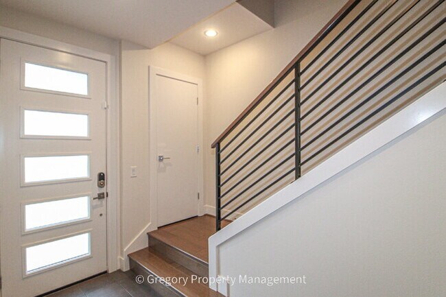Foto del edificio - Newer Luxury 4 Bed 3 Bath 2 Car Garage Townhouse in Desirable Downtown Bothell Location. Walk to ...