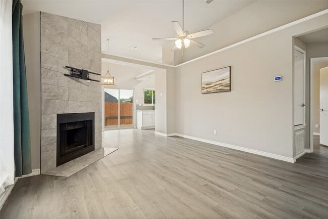 Foto del edificio - 945 Ramblewood Dr