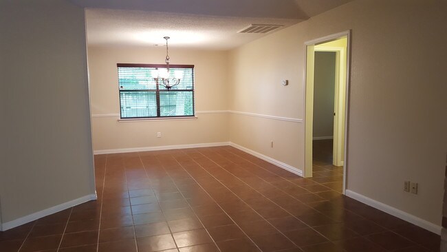 Foto del edificio - 2102 Rolling Glen Dr