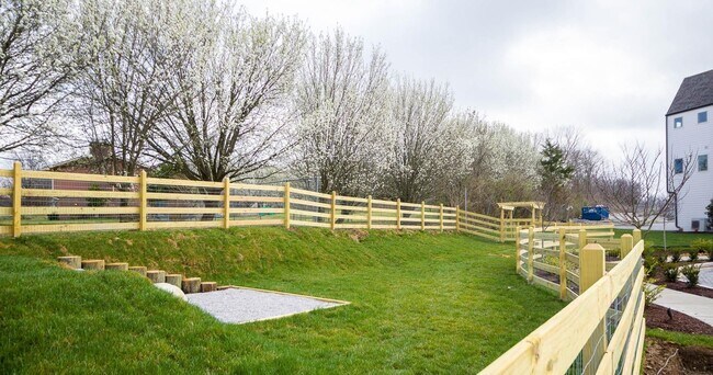 Building Photo - BEAUTIFUL 3 BED 3.5 BATH TOWNHOME