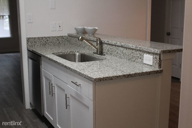 Building Photo - 2 br, 2.5 bath Townhome - 75 Hollis Wood