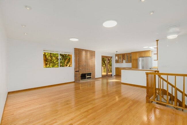Foto del edificio - Charming Tri-Level Home in Ideal Location ...