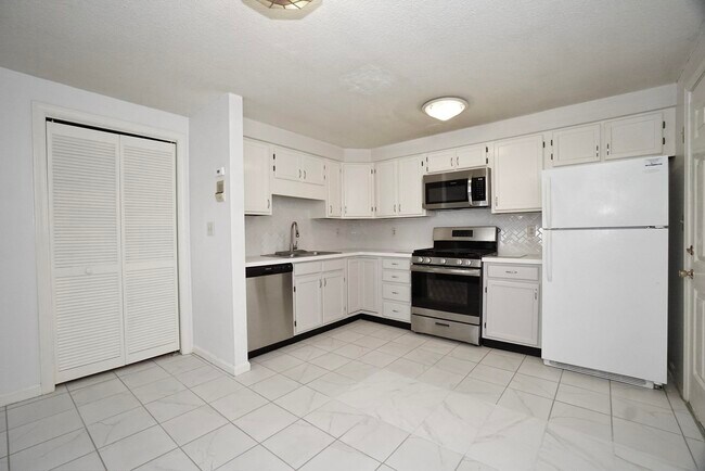 Building Photo - 50 Brookside Dr