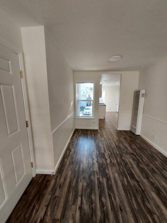 Building Photo - 1717 N Glenoaks Blvd