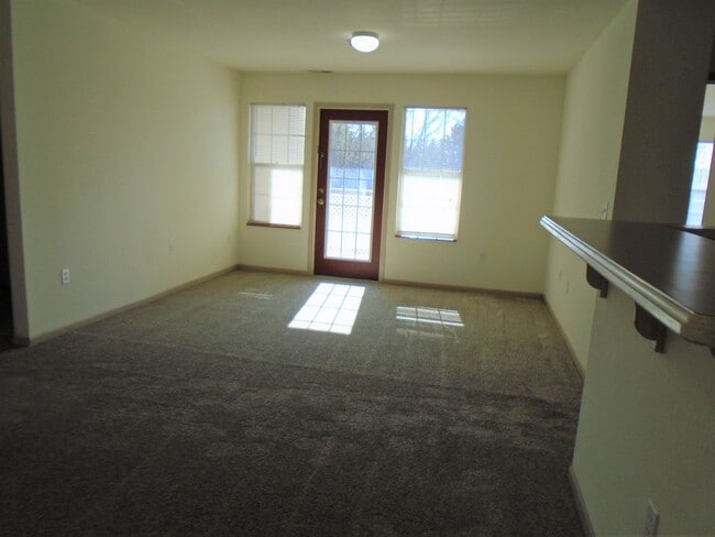 Building Photo - Roomy Main Floor Apartment!
