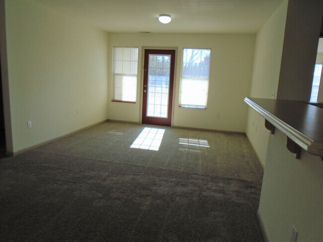 Foto del edificio - Roomy Main Floor Apartment!