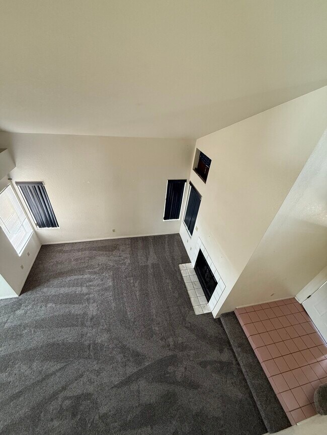 Building Photo - HOUSE FOR RENT