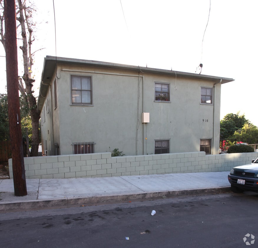 Building Photo - 908-910 E Edgeware Rd