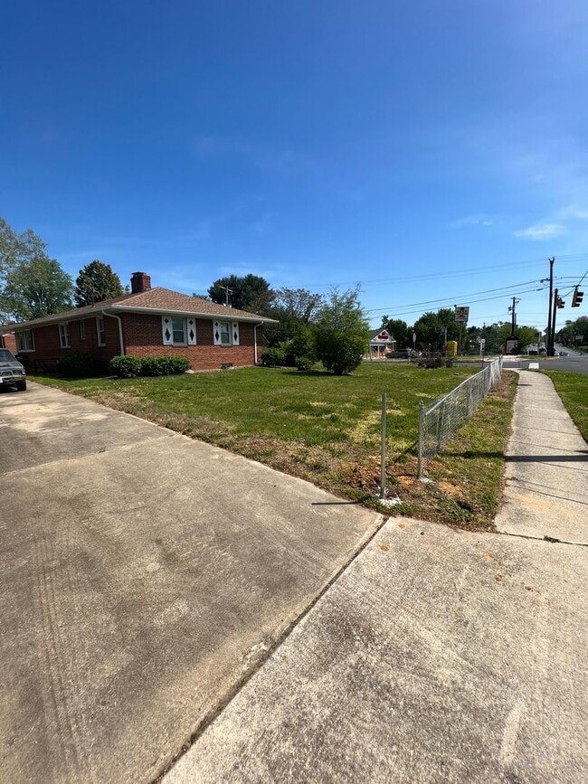 Photo - Amazing 6 Bedroom 2 Bathroom home with dual driveways