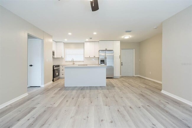 Building Photo - 7608 N Sanibel Cir