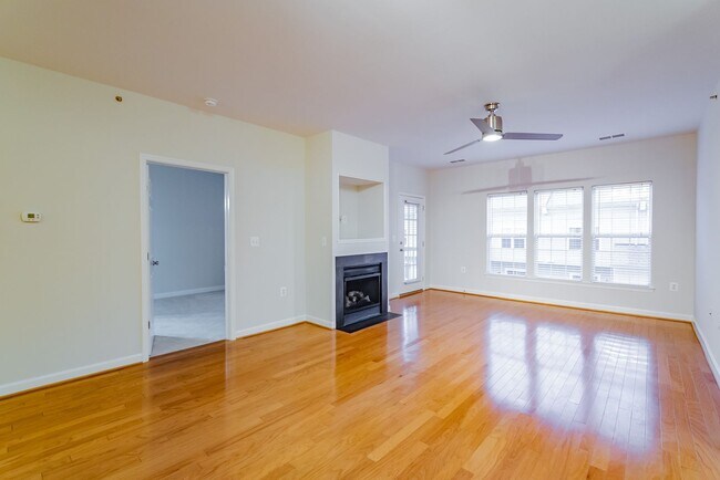 Foto del edificio - Spacious 3 Bed 2 Bath Condo With Balcony In Sought After Summerfield at Brambleton