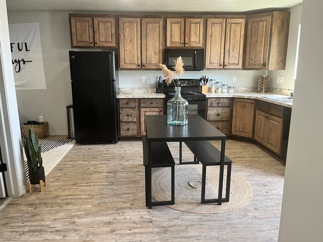 Building Photo - 456 E Center St