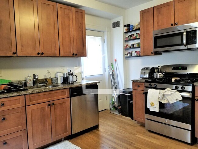 Foto del edificio - Awesome 3bed 1 bath Duplex in Brighton...