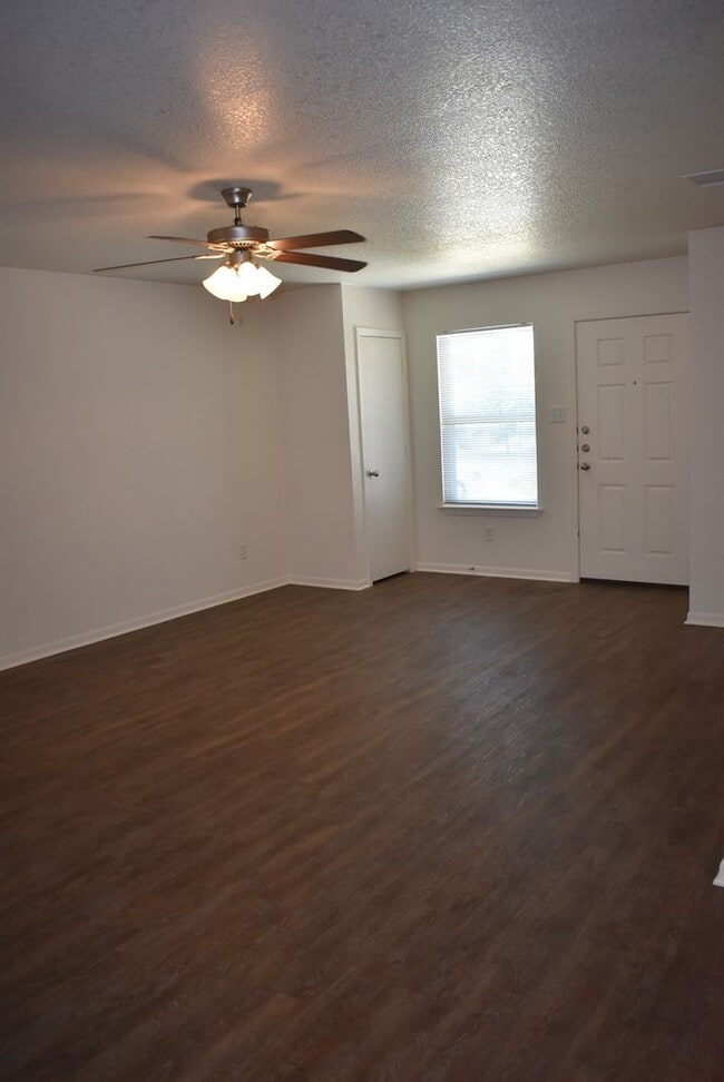 Building Photo - 201 Coby Dr