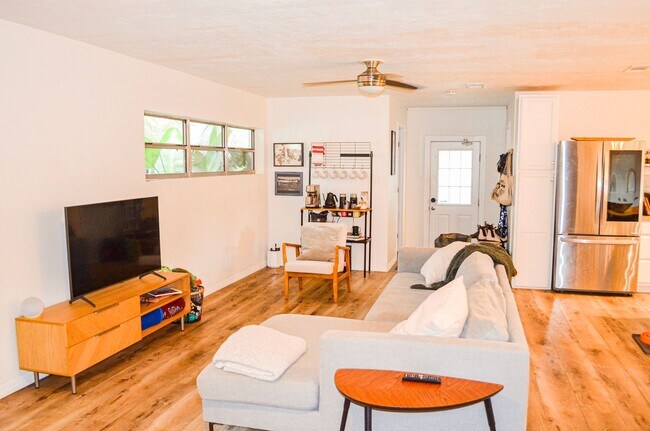 Building Photo - Renovated 3 bedroom 2 bath home in Fernwoo...