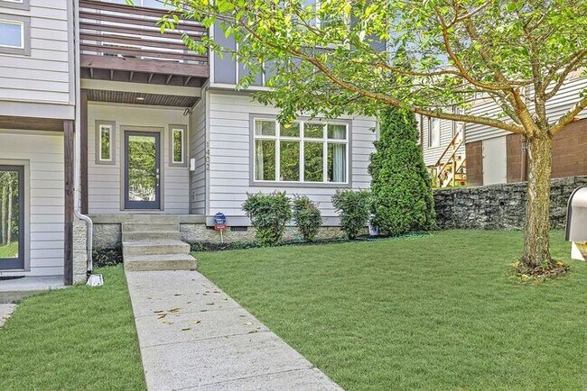 Building Photo - Completely furnished 4BR/2.5BA with fully ...
